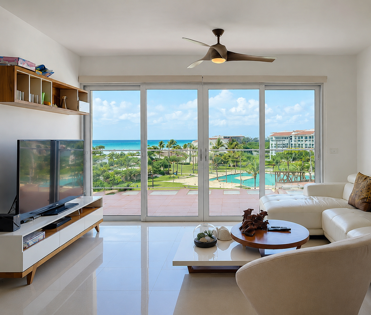 Salón con ventanal corredizo hacia el mar en República Dominicana