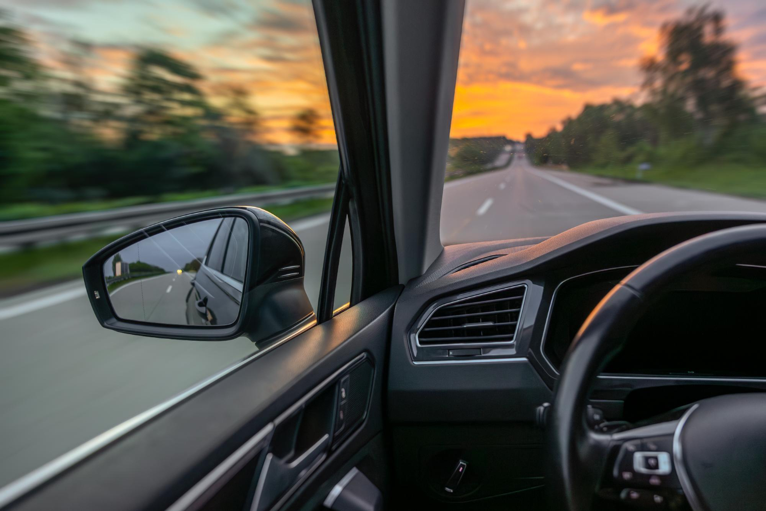 Vista desde el interior de un vehículo con laminado automotriz AlexMont