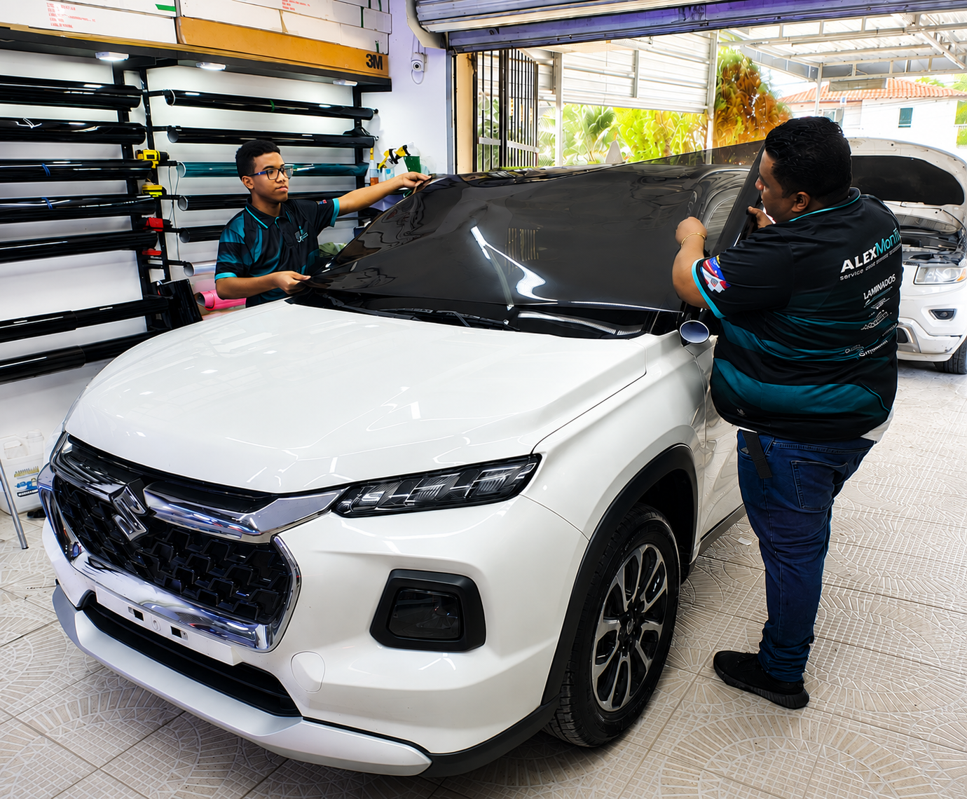 Equipo de AlexMont instalando lámina en el parabrisas de una camioneta